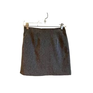 LA BELLE, GREY MINI SKIRT. SIZE 5.